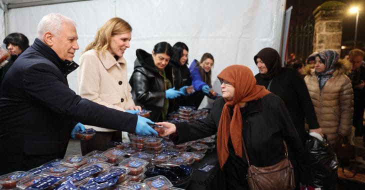 Başkan Bozbey ve Eşi Seden Bozbey'den Ulu Cami'de Ramazan’ın İlk Gecesinde Tatlı İkramı