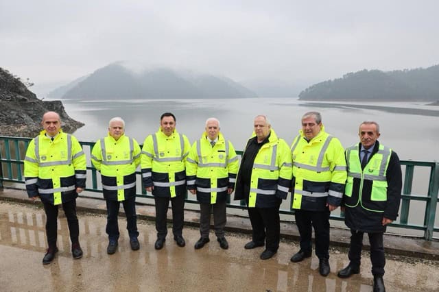 Yönetim ve uzmanlar, baraj gölü kıyısında doluluk oranını inceliyor.