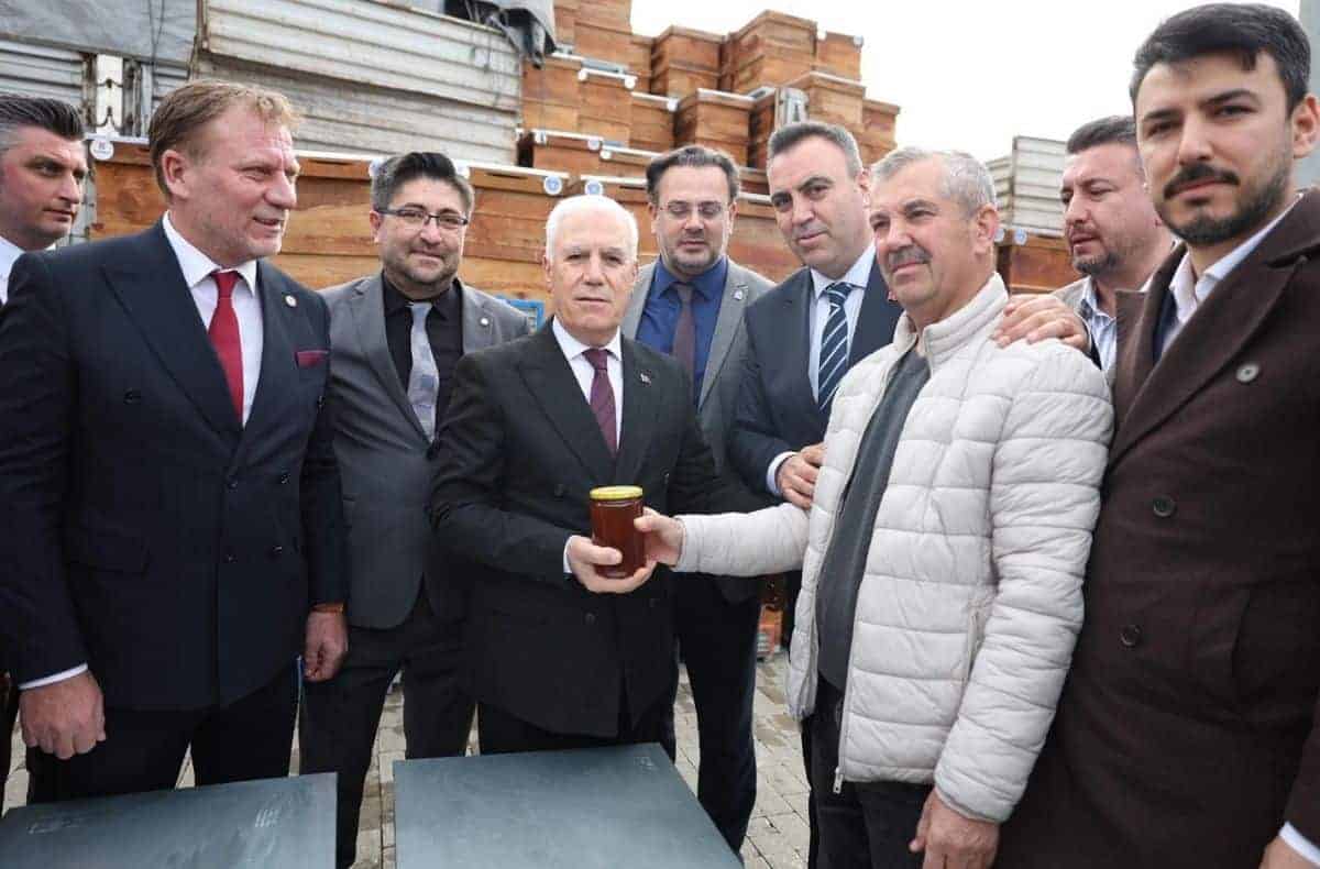 Büyükşehir arıcılar için kovan desteği dağıtımı gerçekleştiriyor.