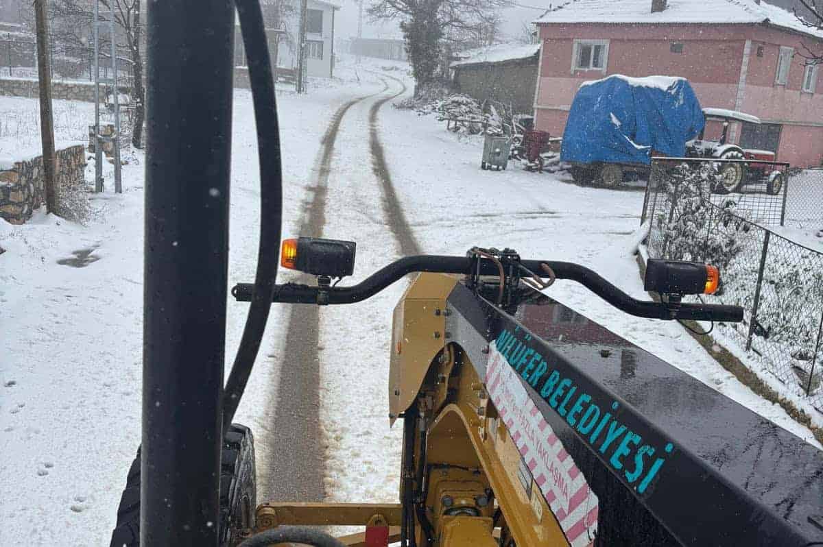 Nilüfer Belediyesi, kar yağışıyla mücadelede ulaşımın aksamaması için yoğun çalıştı