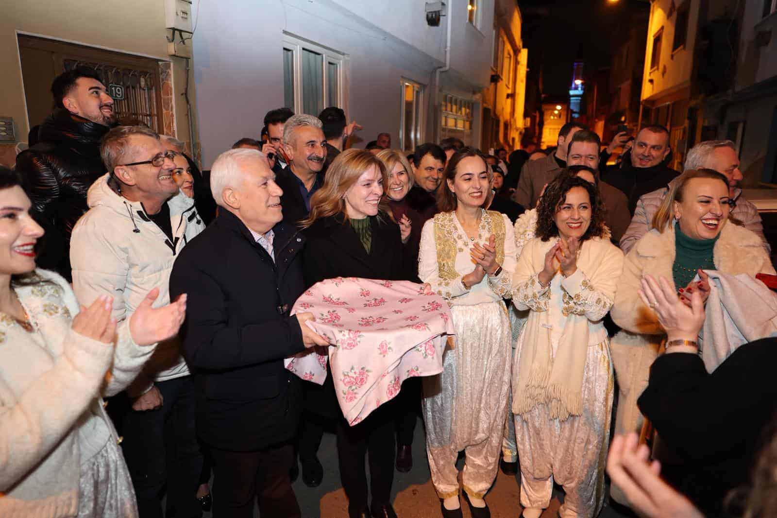 Başkan Mustafa Bozbey, Namık Kemal Mahallesi’nde Ramazan sahurunda geleneksel yürüyüşe katıldı