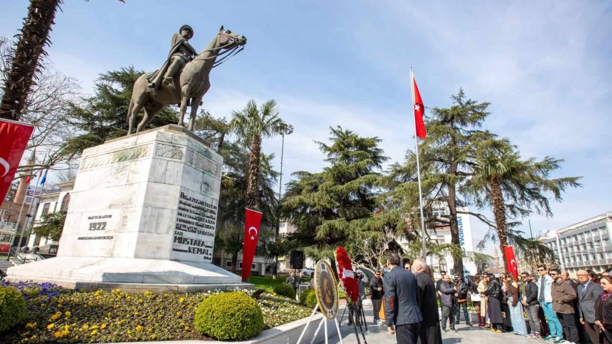 Bursa’da Dünya Tiyatro Günü, Atatürk Anıtı’ndaki tören ve etkinliklerle kutlandı