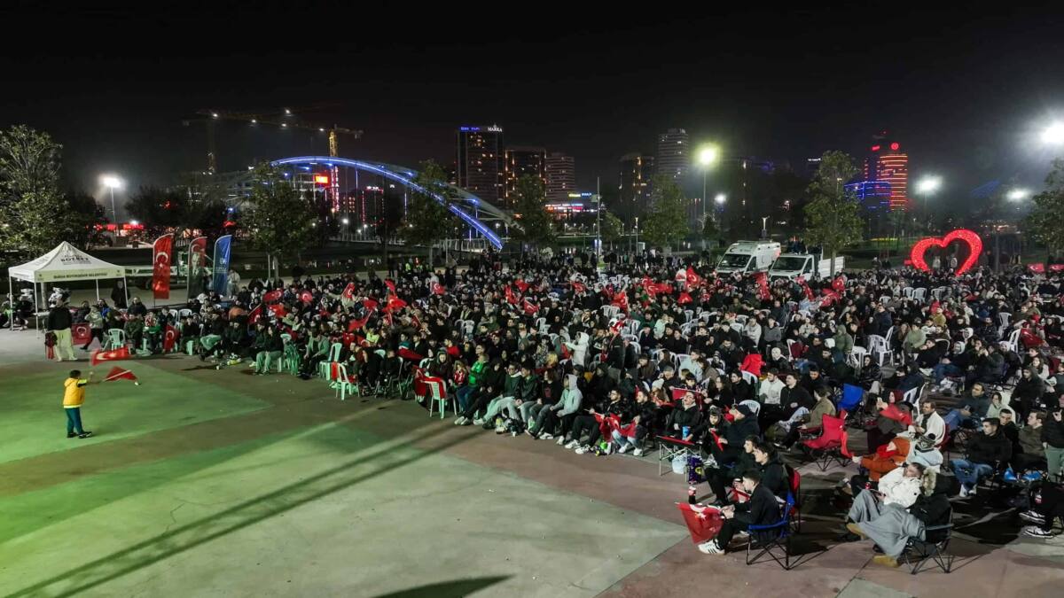 Bursalılar, Dünya Kupası Yarı Finalinde Milli Takımı Dev Ekranda Coşkuyla Destekledi