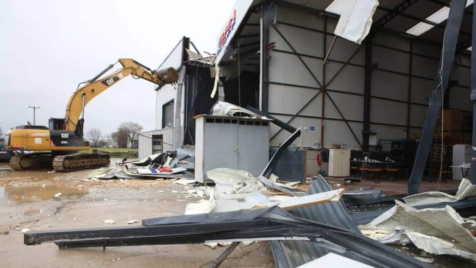 Nilüfer Belediyesi, Tahtalı ve Yaylacık’ta iki büyük kaçak yapının yıkımını tamamladı