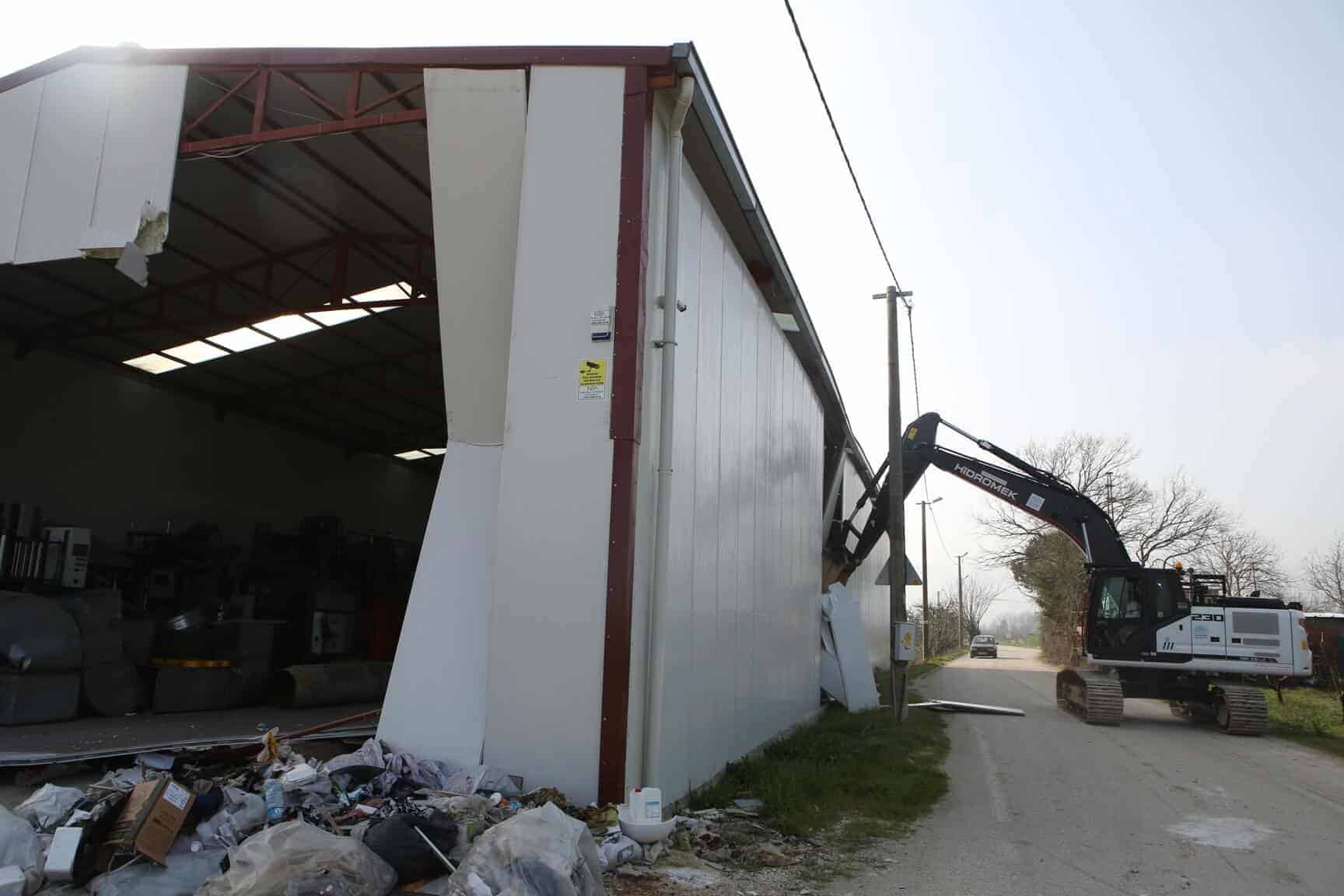 Nilüfer’de tarım alanındaki 900 metrekarelik kaçak yapı yıkıldı