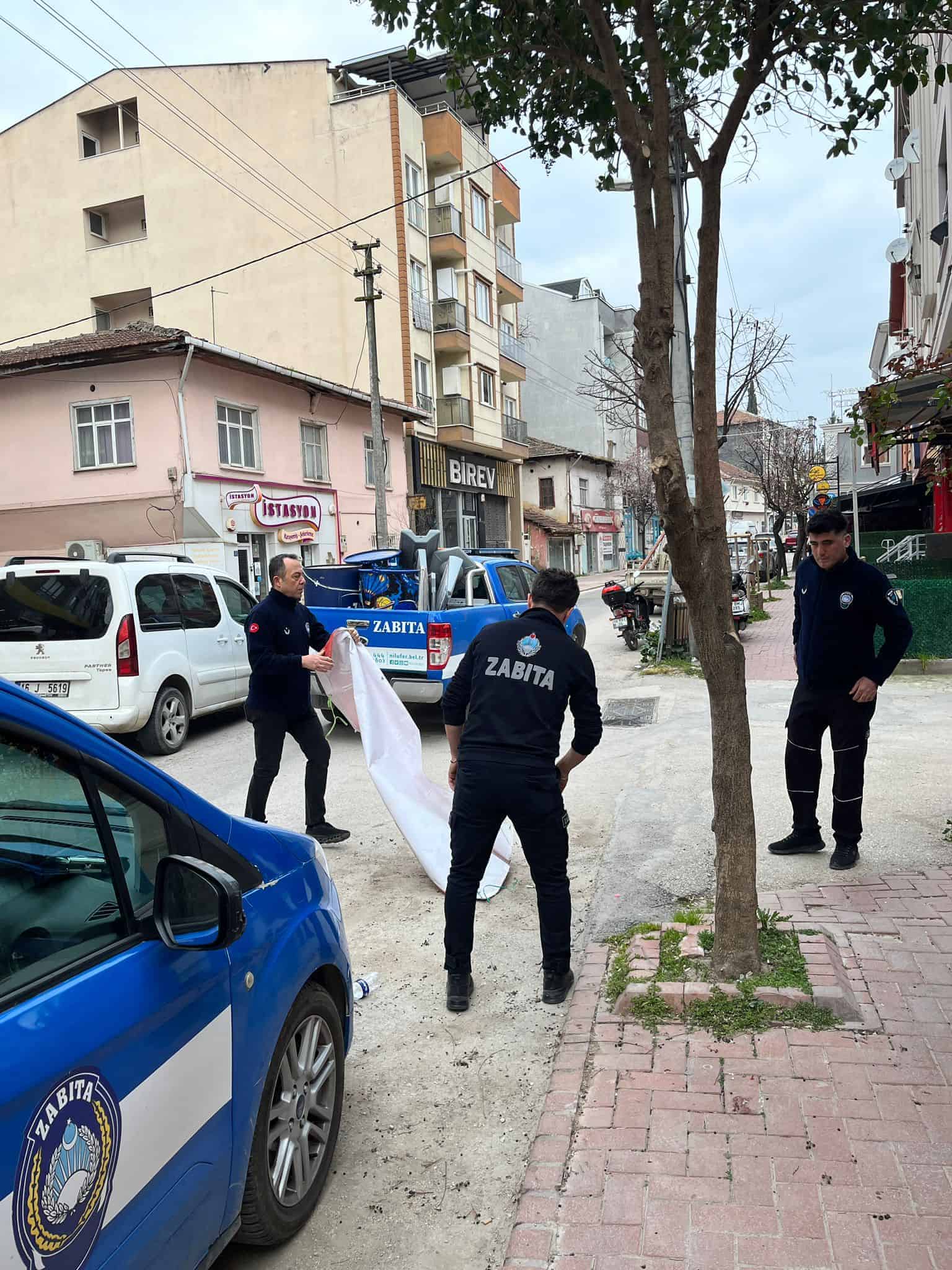 Nilüfer’de yaya yolları ve kaldırımlar zabıta ekiplerince işgallerden temizlendi