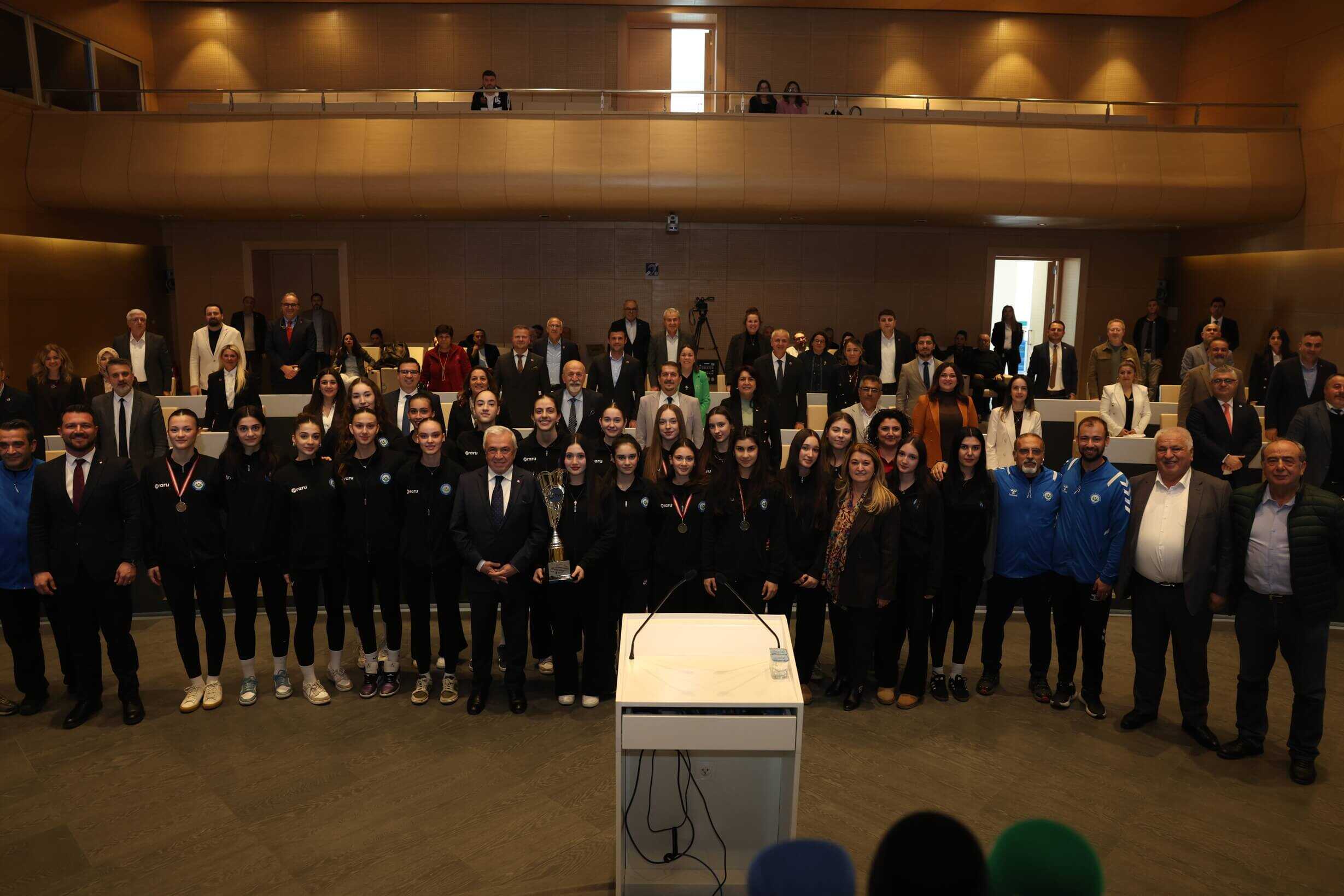 Nilüfer’in genç sporcuları başarılarını belediye meclisinde paylaştı