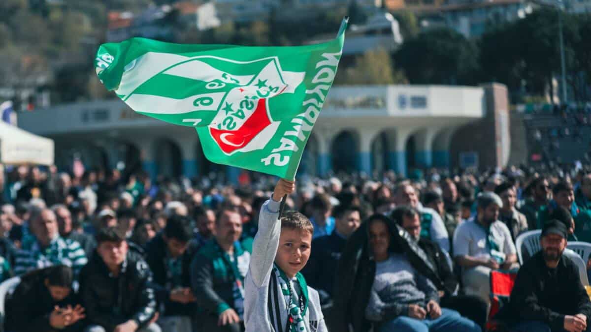 Bursaspor Taraftarları Şampiyonluk Yolunda Dev Ekranda Bir Araya Geldi