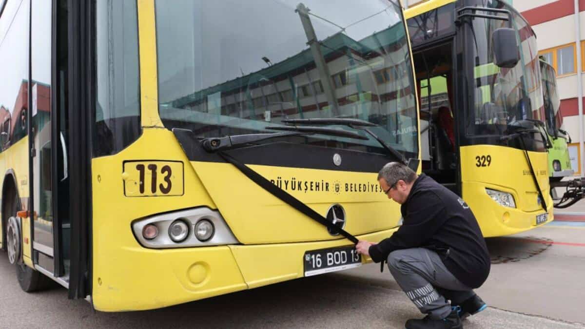 Bursa'da Toplu Taşıma Araçlarına Siyah Kurdele: Okul Saldırılarına Sessiz Tepki
