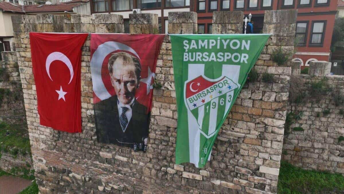 Bursa'da Bursaspor'un Şampiyonluk Maçı Öncesi Şehir Bayraklarla Süsleniyor