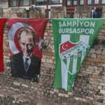 Bursa'da Bursaspor'un Şampiyonluk Maçı Öncesi Şehir Bayraklarla Süsleniyor