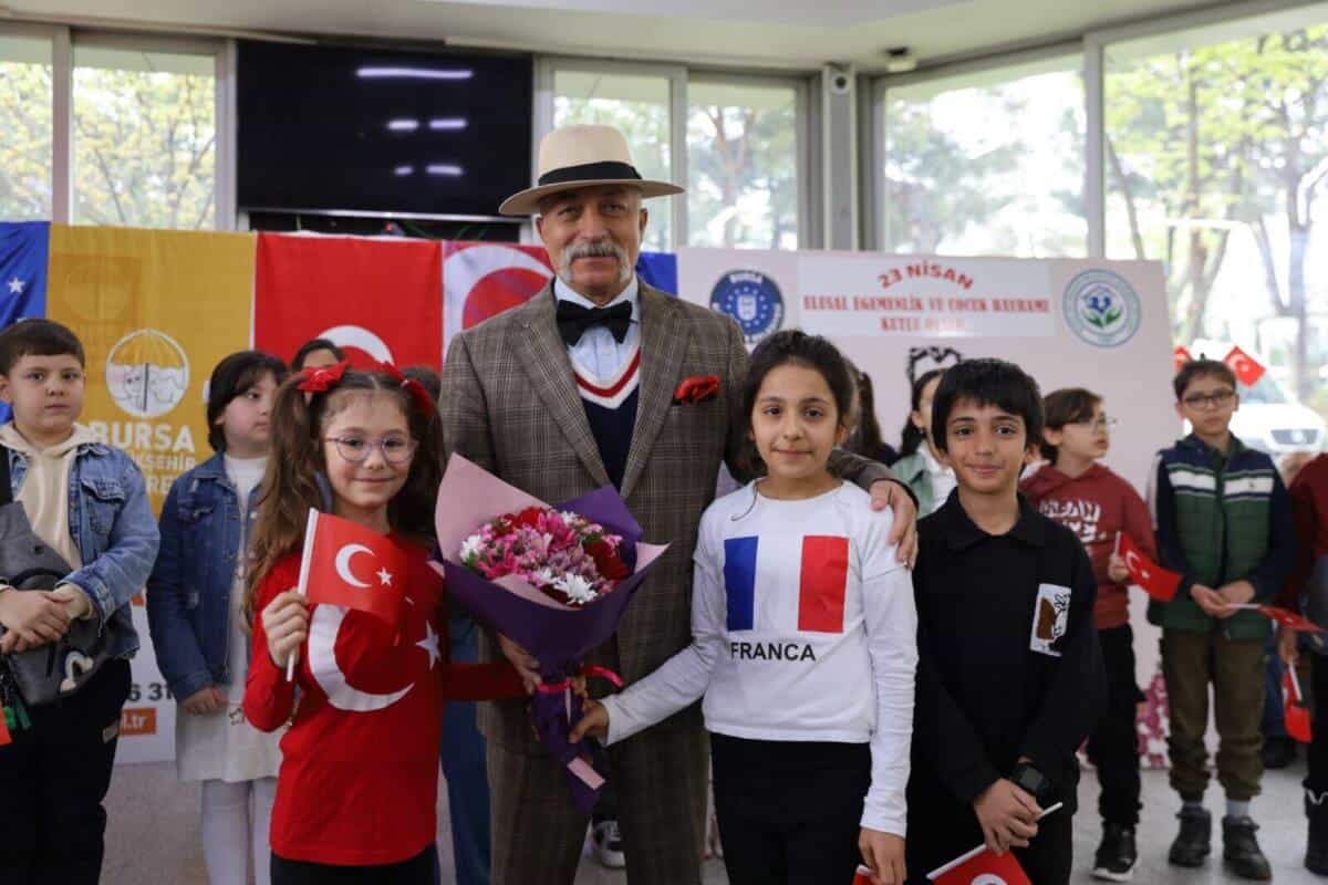 Bursa’da 23 Nisan’da Minik Öğrencilerden Huzurevinde Anlamlı Bayram Kutlaması