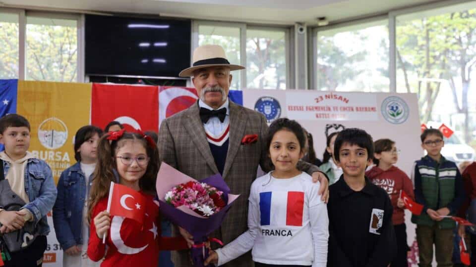 Bursa’da 23 Nisan’da Minik Öğrencilerden Huzurevinde Anlamlı Bayram Kutlaması