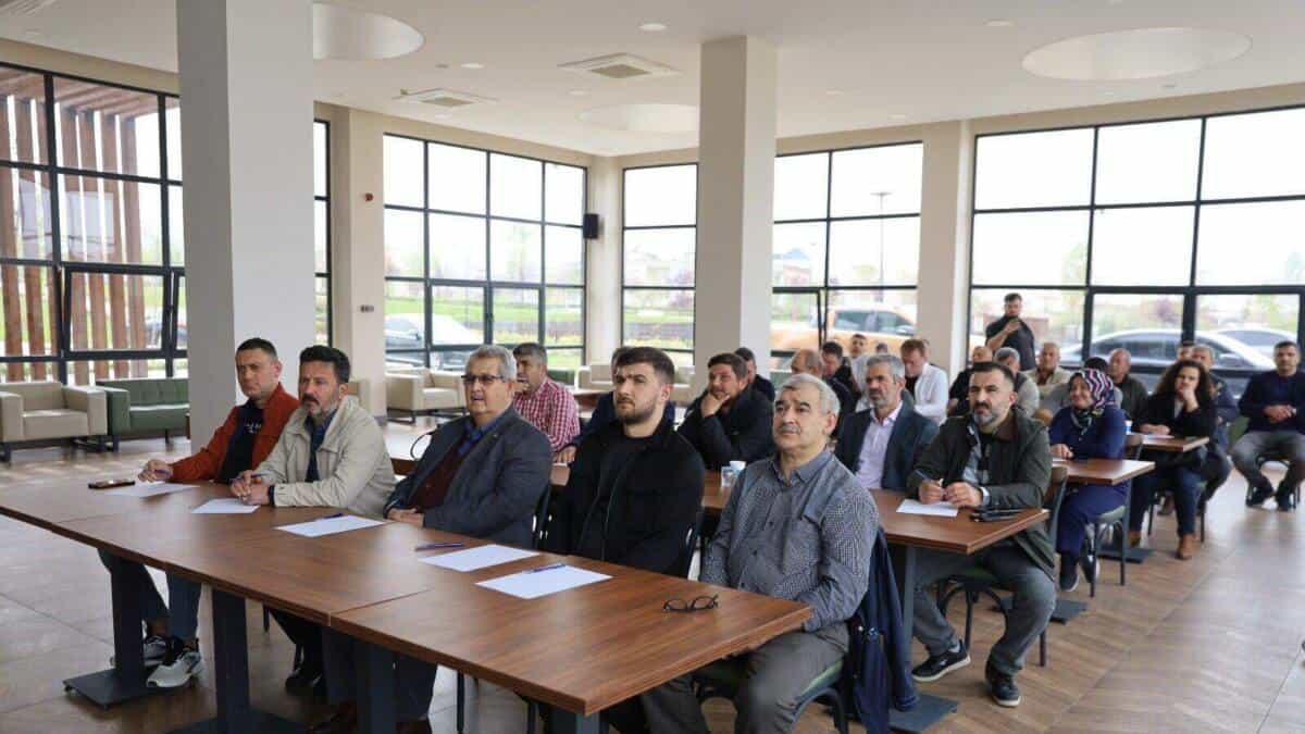 Bursa'da Çiftçilere Budama ve Çilek Yetiştiriciliği Eğitimi Verildi