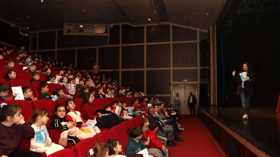 Yazar Ebru Akkaş, Nilüfer’de Miniklerle 'Kızıl Kaptan' Üzerine Söyleşi Gerçekleştirdi