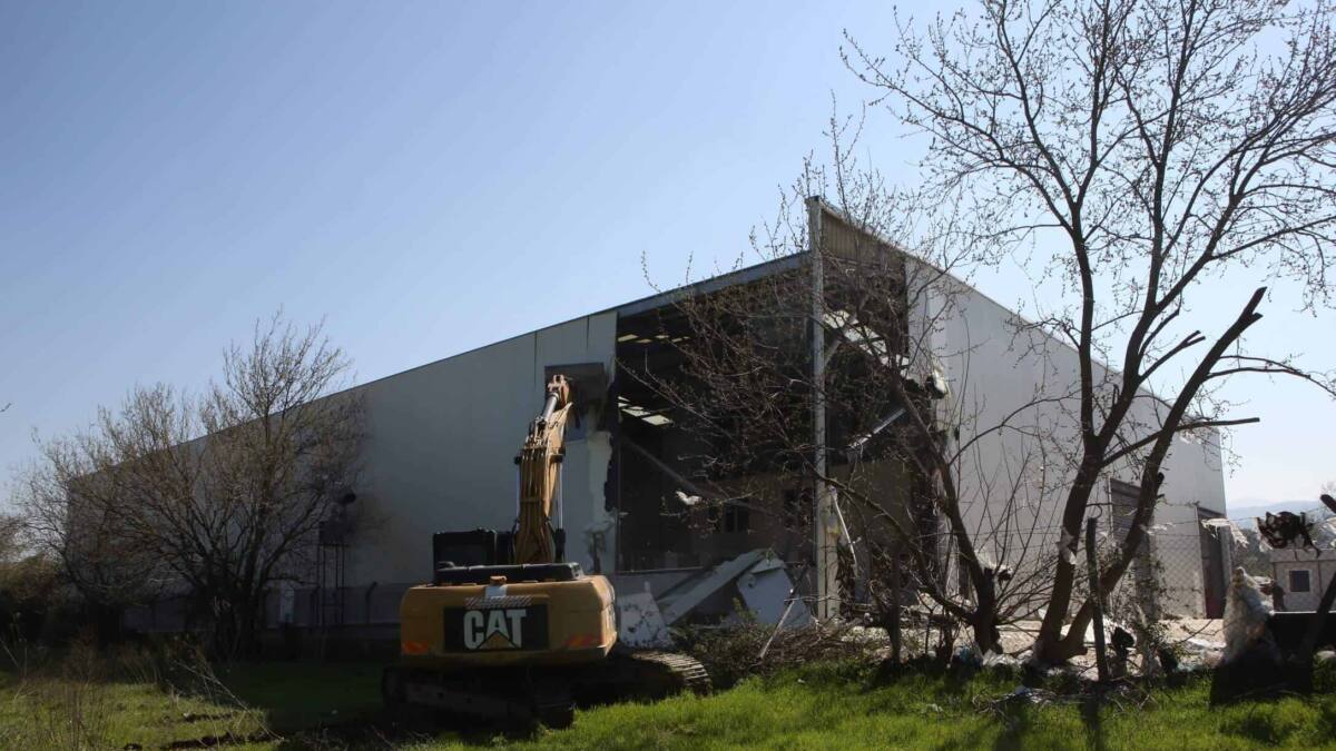 Nilüfer Belediyesi, Demirci ve Alaaddinbey’de üç kaçak yapının yıkımını tamamladı