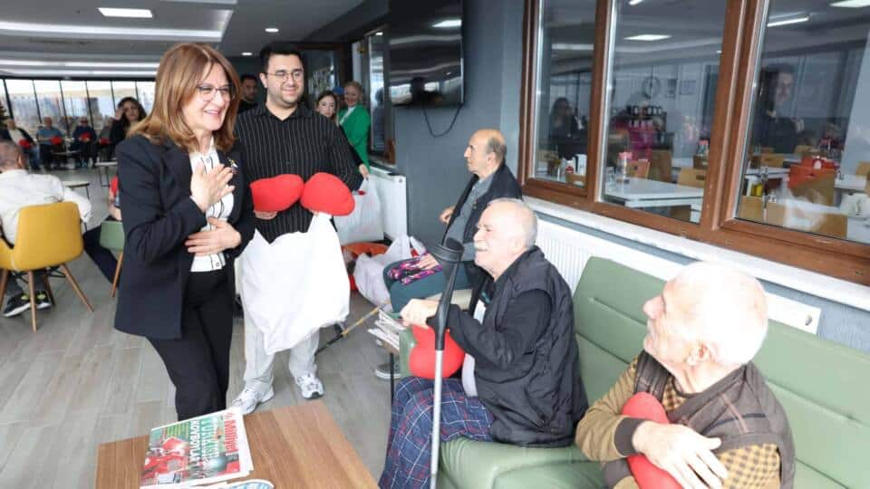 Nilüferli Kadınlar El Emeği Ürünlerle Huzurevi Sakinlerine Destek Oldu