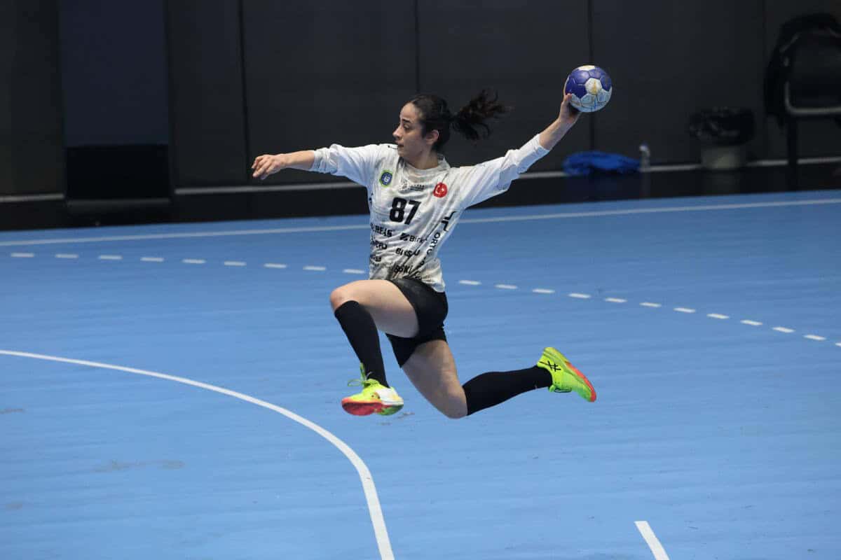 Bursa Büyükşehir Belediyespor Kadın Hentbol Takımı Play-Off’ta Farklı Galip Geldi