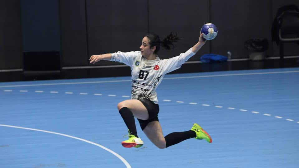 Bursa Büyükşehir Belediyespor Kadın Hentbol Takımı Play-Off’ta Farklı Galip Geldi